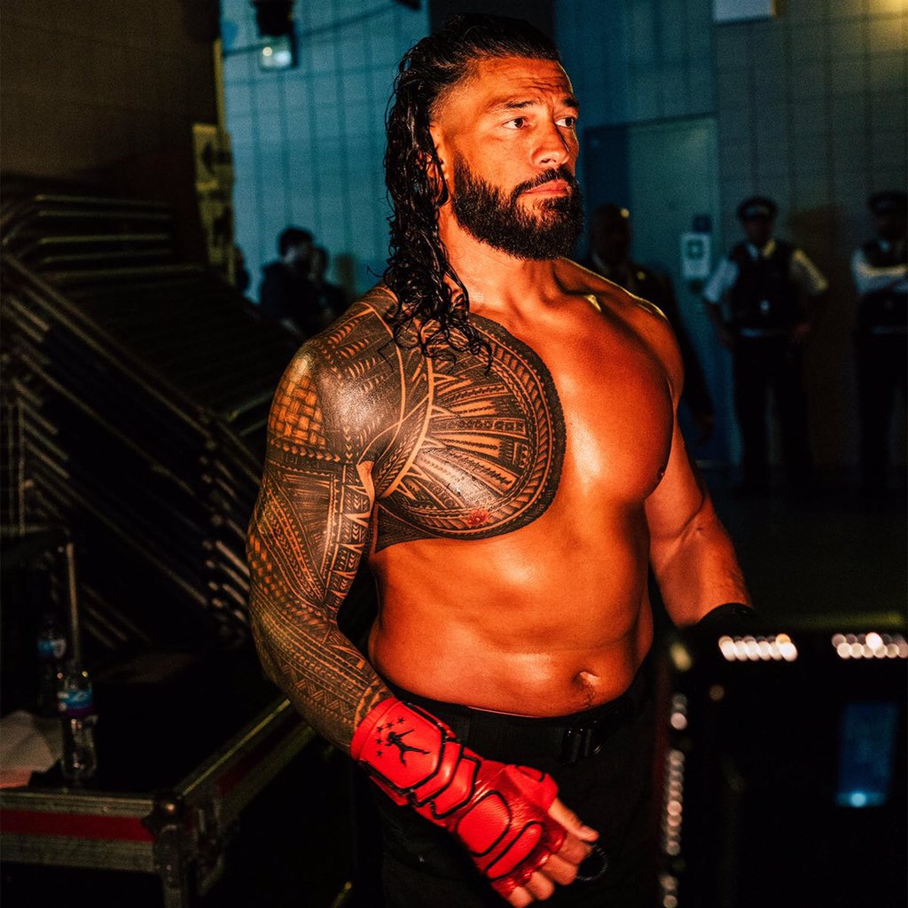 RomanBestPhoto2's tweet photo. Behind the scenes of #WWEMITB 
#RomanReigns #PaulHeyman #SoloSikoa #TheBloodline #WWE https://t.co/wsxv5bcZaf