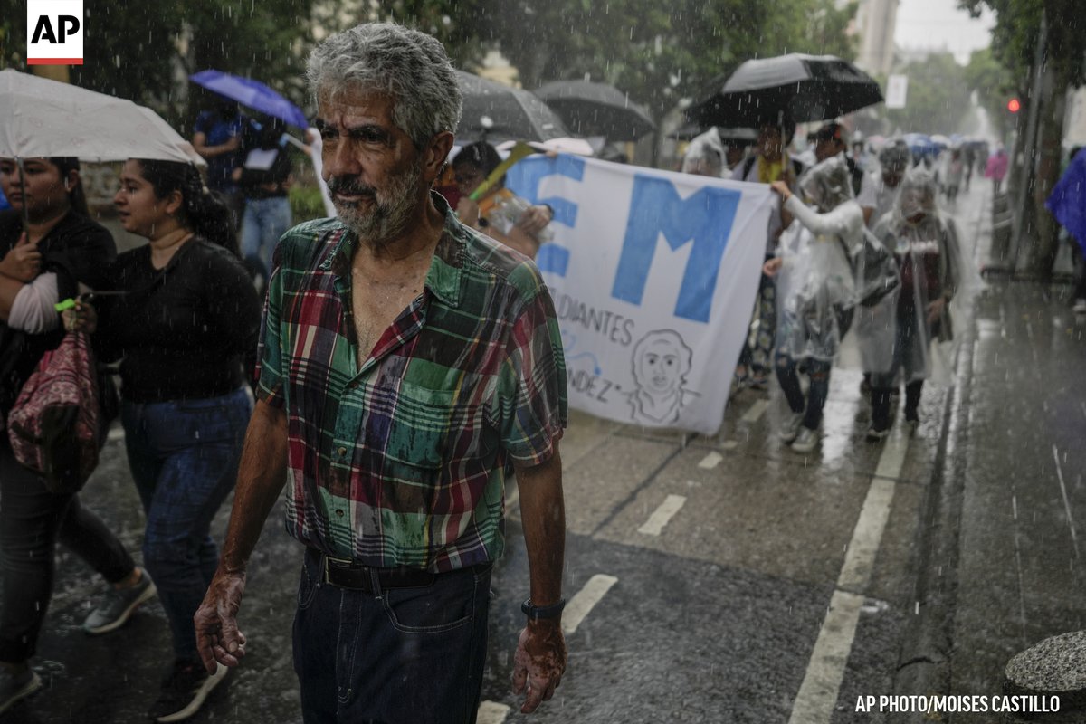 moises1975's tweet image. Demonstrators march in a downpour to support the electoral process in Guatemala City, Saturday, July 8, 2023. Chief Justice Silvia Valdes Quezada issued an order blocking the certification of the results for the first-round presidential June 25th election, late Friday.