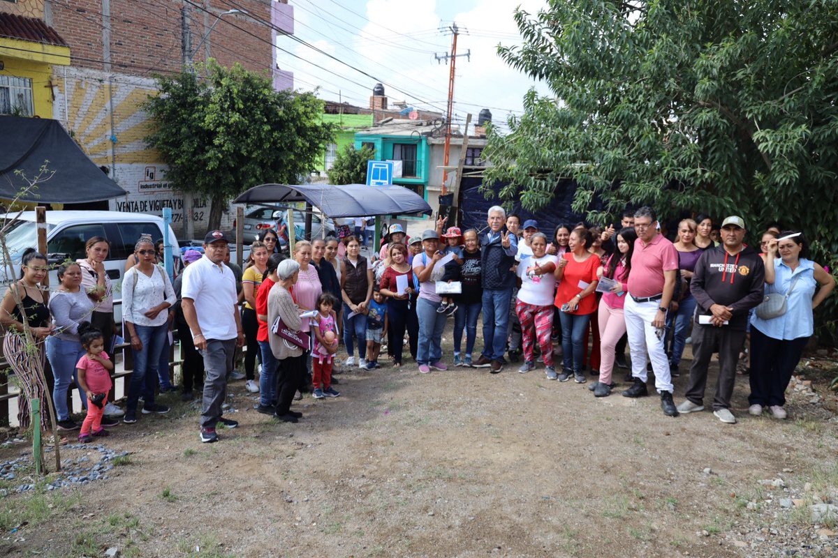 LuisEAyalaT's tweet photo. Visitando a nuestras amigas y amigos del distrito III, Villa Magna, Lomas de Echeveste y Lomas de Ibarrilla.
#AyalaEnAcción #Distrito3Local https://t.co/0f3gTXChbo