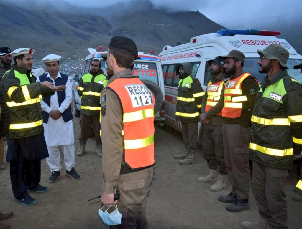 KPRescue1122's tweet photo. #شندور پولو فیسٹیول

ڈاکٹر خطیر احمد ڈائریکٹر جنرل ریسکیو1122 کی شندور میں قائم میڈیکل کیمپس کا دورہ، اہلکاروں سے ملاقات

سیاحوں، کھلاڑیوں اور مقامی افراد کو یکساں بروقت طبی امداد فراہم کرنے کو سراہا

ریسکیو1122 کی 3 آپریشنل ویکلز اور 22 اہلکار گروانڈ میں تعینات کیے گئے ہیں https://t.co/ZeXhtAHnOs