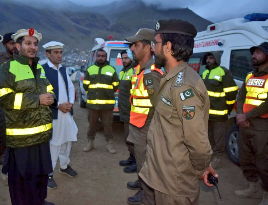 KPRescue1122's tweet photo. #شندور پولو فیسٹیول

ڈاکٹر خطیر احمد ڈائریکٹر جنرل ریسکیو1122 کی شندور میں قائم میڈیکل کیمپس کا دورہ، اہلکاروں سے ملاقات

سیاحوں، کھلاڑیوں اور مقامی افراد کو یکساں بروقت طبی امداد فراہم کرنے کو سراہا

ریسکیو1122 کی 3 آپریشنل ویکلز اور 22 اہلکار گروانڈ میں تعینات کیے گئے ہیں https://t.co/ZeXhtAHnOs