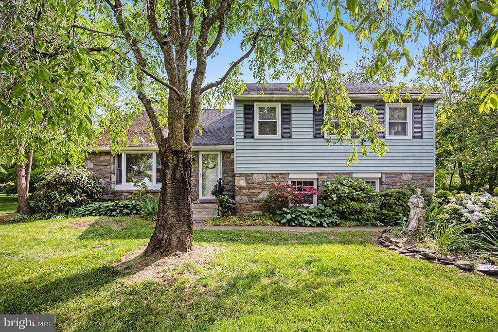 KimZRealEstate's tweet photo. See a virtual tour of my listing on 956 General Nash Drive #Lansdale #PA  #realestate https://t.co/srtHAW5Llu https://t.co/bmLdZVaKAI