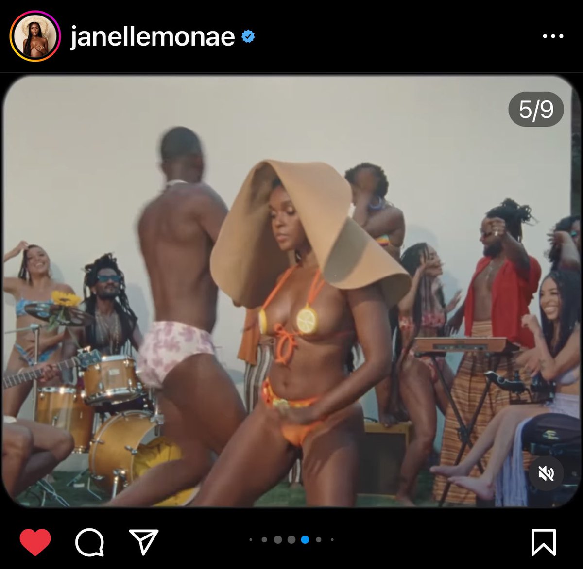 Jenina_ishere's tweet photo. also... these @JanelleMonae visuals assert that above all else they are a free creative being in this universe and nobody can do shit about that! https://t.co/UEkHPlosKZ