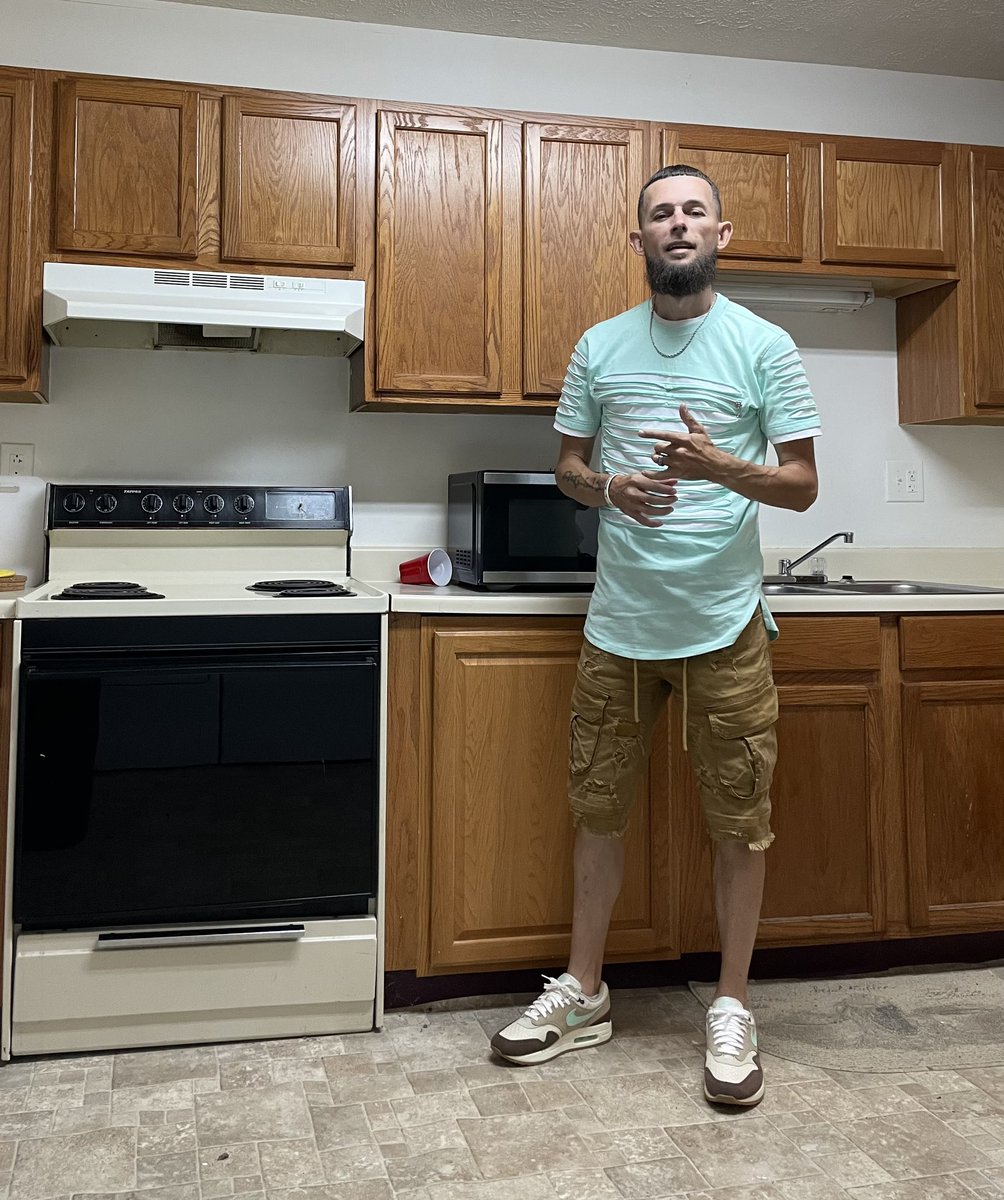 dm_handy's tweet image. I rarely ever do this but this fit just matched to damn good to not show. AirMax 1 “Crempe Hemp” on foot. Outfit provided by Buckle. Stay blessed 😇 @nikestore @TheReal_JMillz_ @LEETOKICKS @Dan_in_SD @DinoStaxkzkixkz @Ritchieritch75 @JohnQui06857696 @ClearyScary