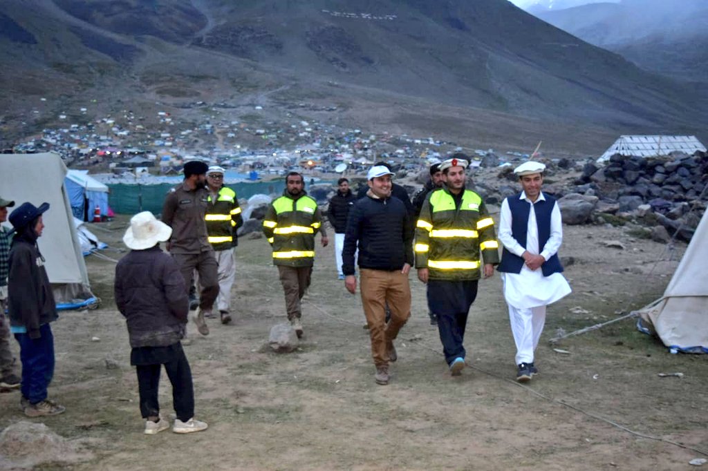 KPRescue1122's tweet photo. #شندور پولو فیسٹیول

ڈاکٹر خطیر احمد ڈائریکٹر جنرل ریسکیو1122 کی شندور میں قائم میڈیکل کیمپس کا دورہ، اہلکاروں سے ملاقات

سیاحوں، کھلاڑیوں اور مقامی افراد کو یکساں بروقت طبی امداد فراہم کرنے کو سراہا

ریسکیو1122 کی 3 آپریشنل ویکلز اور 22 اہلکار گروانڈ میں تعینات کیے گئے ہیں https://t.co/ZeXhtAHnOs