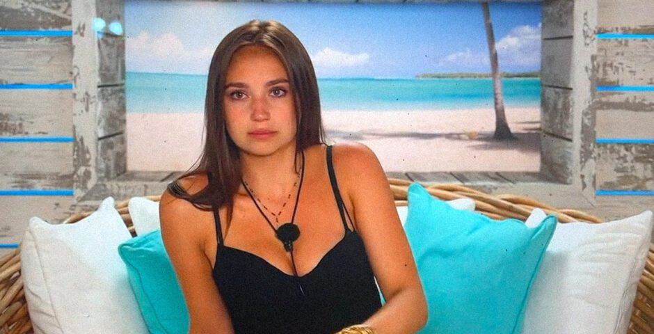 moonstefy's tweet photo. Amber has never told a joke in her entire life….she’s plain white bread #loveisland https://t.co/blk2A27XIv