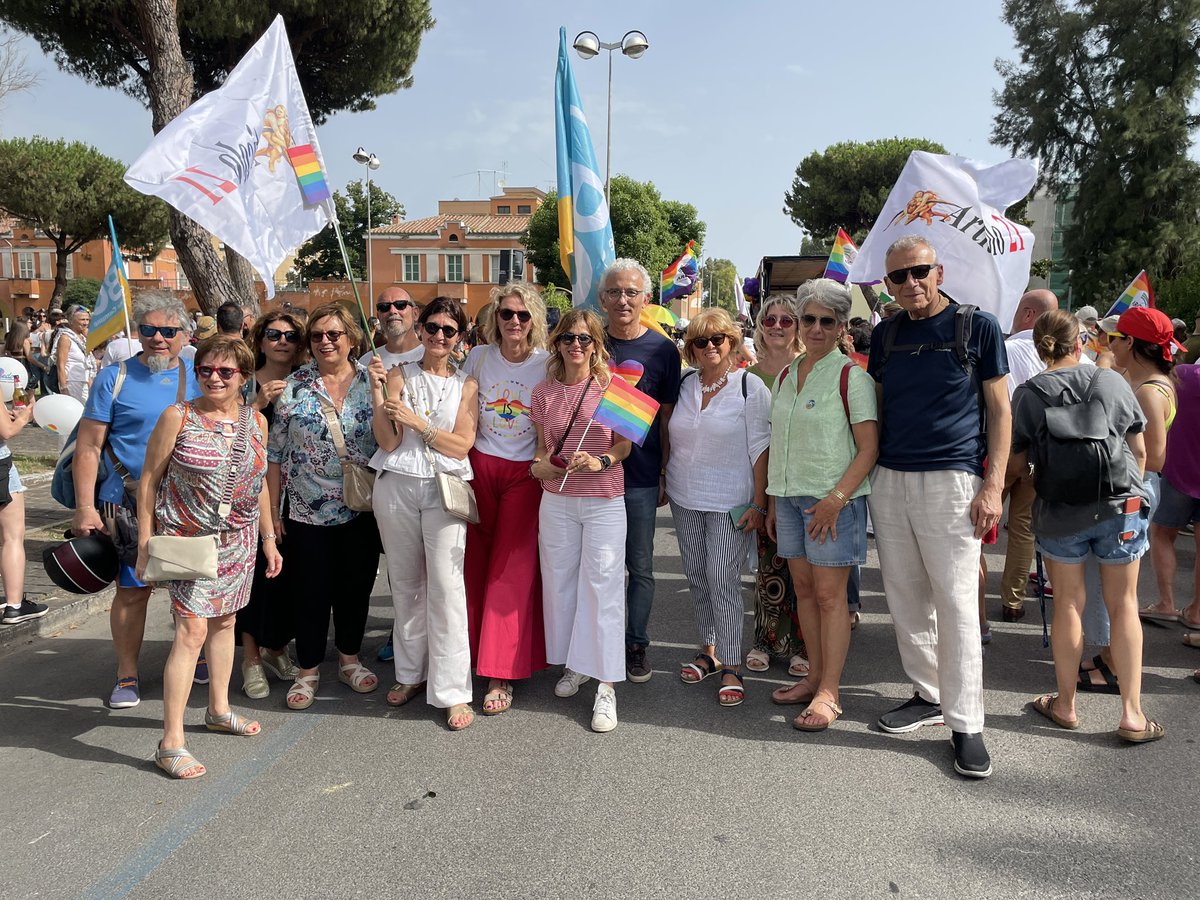 Damiano_Coletta's tweet photo. È stato bello oggi essere al #LazioPride con migliaia di cittadinə che hanno riportato luce e colori in un momento così buio per Latina. 

La partecipazione della comunità cittadina ha colmato quel vuoto imbarazzante segnato dall’assenza del Comune. https://t.co/HzHjhCuYCH