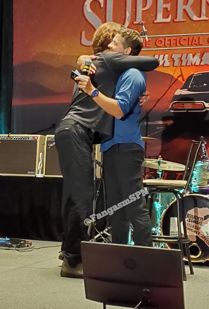 FangasmSPN's tweet photo. Awww @jarpad @mishacollins hug 🫂  #spnsf https://t.co/Xw3cKeFpHT