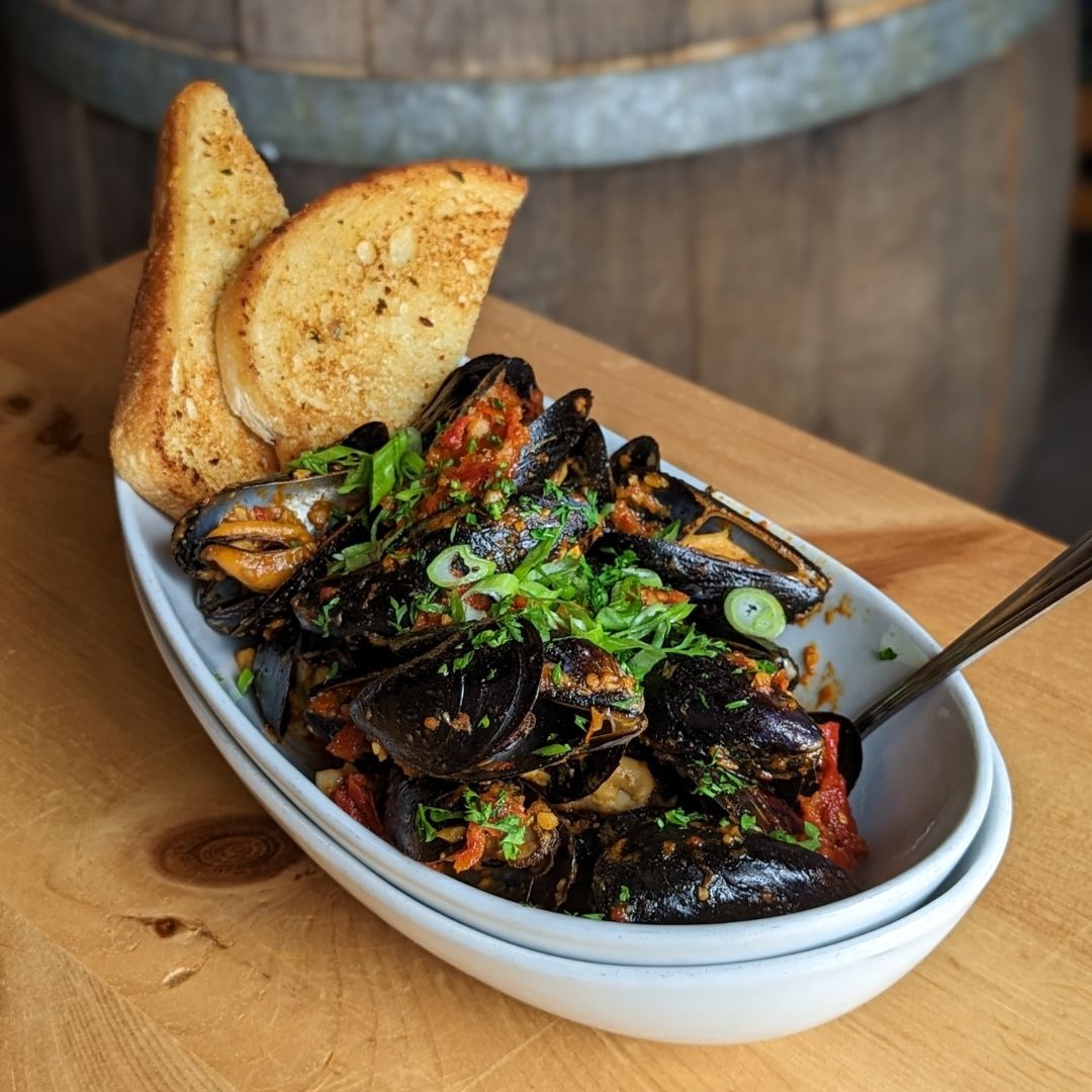 That's a full serving of P.E.I. mussels, waitingfor you.
Made w white wine, sundried tomato pesto, garlic &amp; fresh herbs, you'll love digging in to this dish!

#eastcoast #kwawesome #yourlocalpub #eatlocal #drinklocal #supportlocal #kwfoodies #fitwr