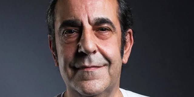 Özleye özleye
Kavuştuk birbirimize
Birbirimize vitaminler moraller verdik
İçimizdeki şeytanlara
Zülfikarlarla saldırdık
Gözyaşlarımızı bitti mi sandın…

#ÖzkanUğur💚🙏