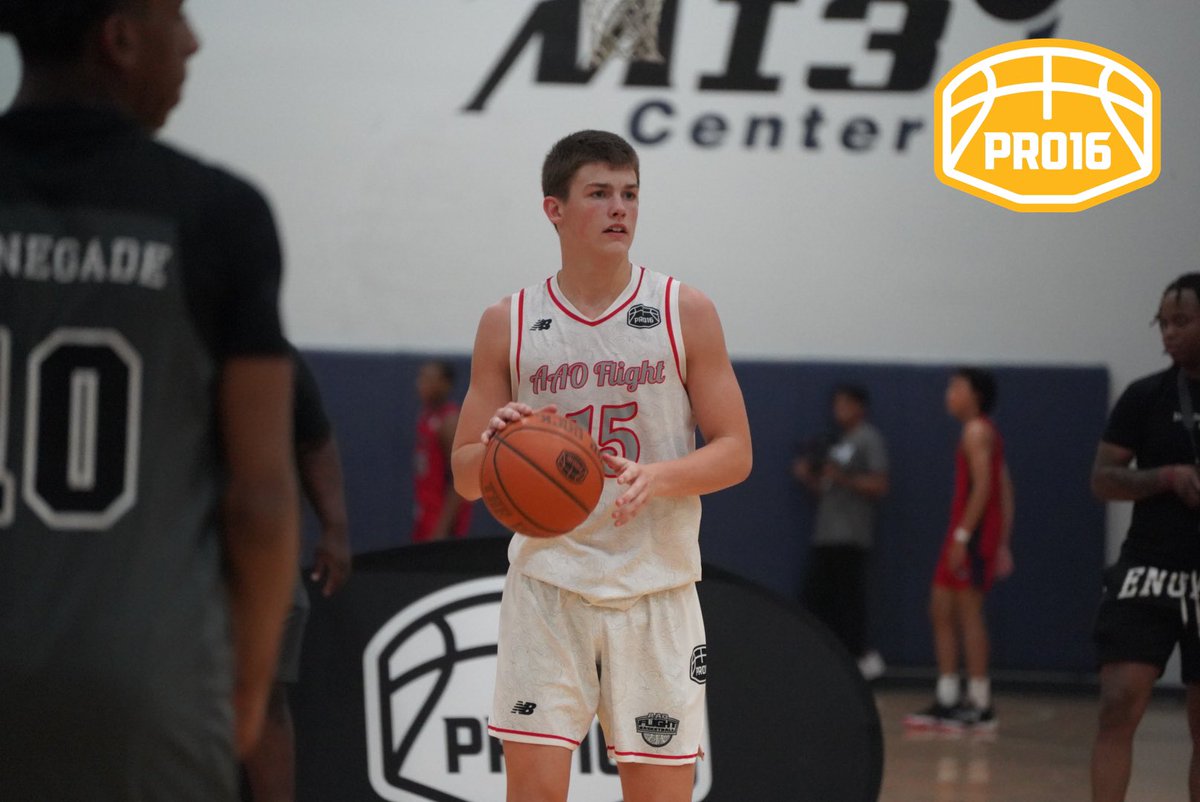 PRO16League's tweet photo. Love how tough 2026 Ryder Scribner has been for @FlightAAO early on in this one. Hitting tough shots, making well-timed reads as a passer, defending out on the perimeter. 

@RyderScribner https://t.co/FfYHtqH3uj
