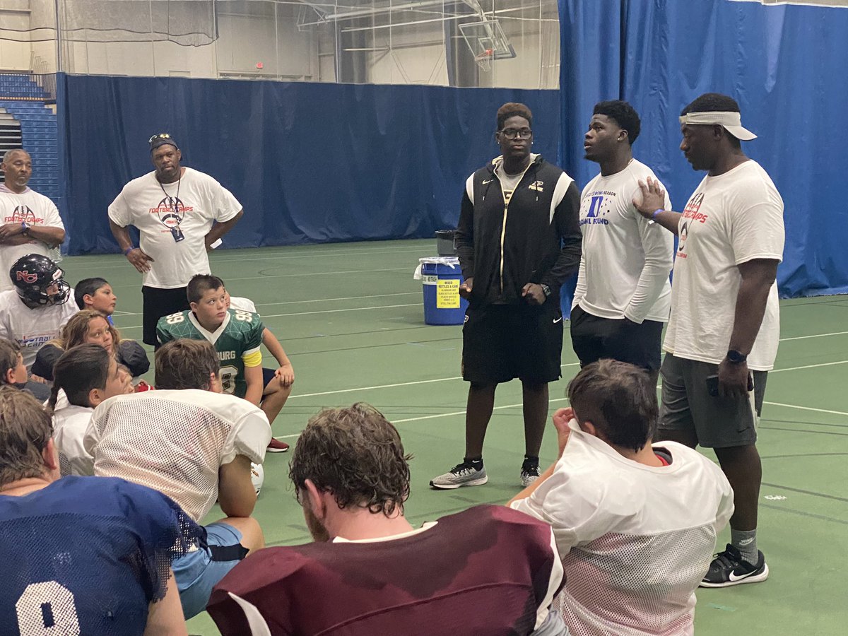 P2_Bar's tweet image. It’s a family affair at the Roman Oben Lineman Academy. Big thanks to @rj_oben 🏴‍☠️and @ac_oben 🏴‍☠️for stopping by and answering questions. @R_Oben @sifootballcamps #olinepride
