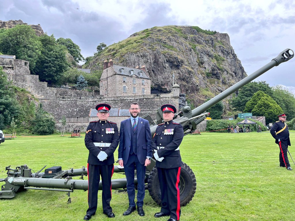 A proud day for @207City Battery of @105RegtRA as they fired a 9 round 'feu de joie' gun salute to mark the end of the 800th anniversary year of the foundation charter for the Royal Burgh of Dumbarton, granted by Alexander II on July 8, 1222. Delighted to have proposed the idea.