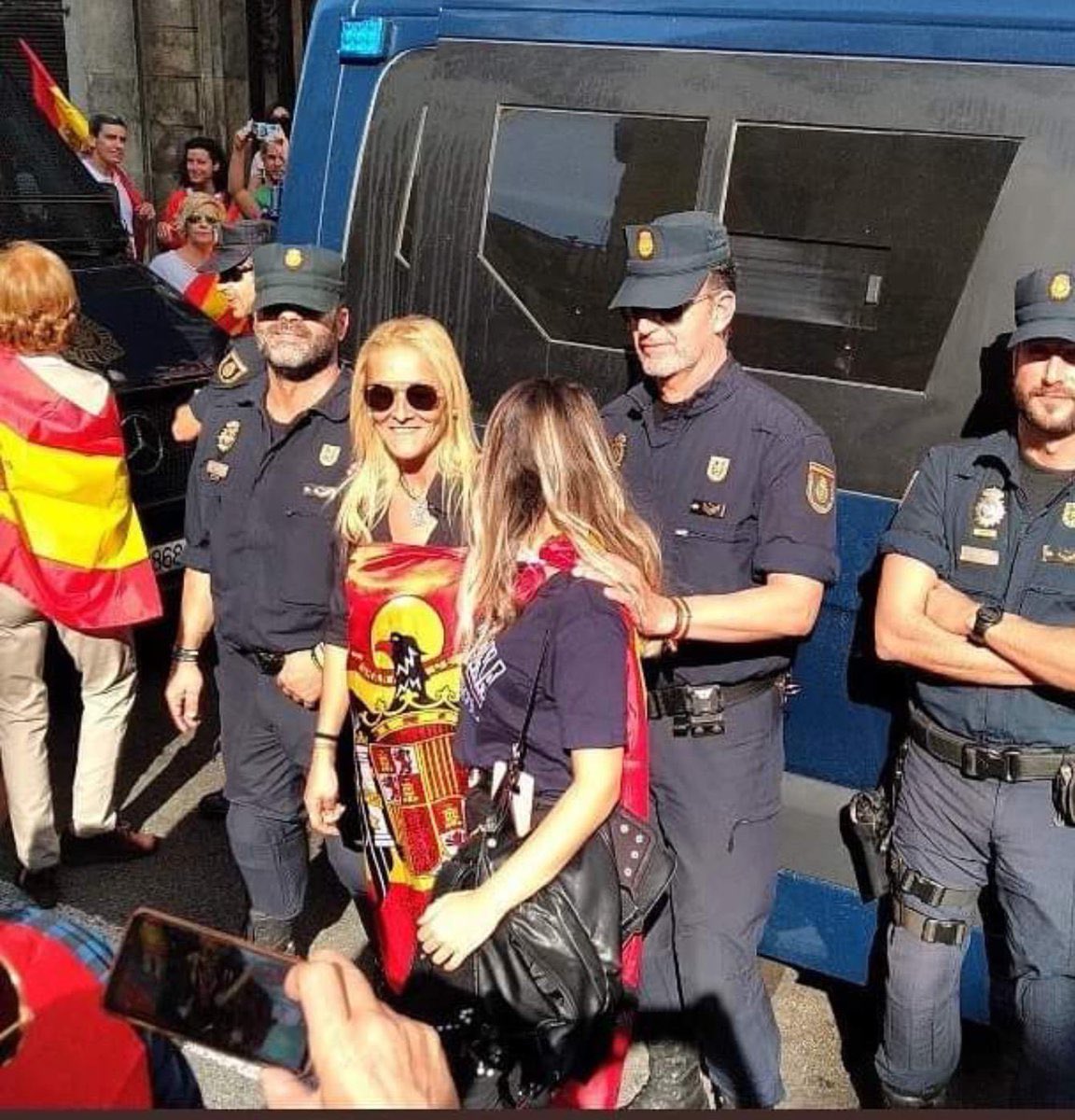 FonsiLoaiza's tweet photo. - La Policía con nazis

- La Policía con franquistas

- La Policía con la Falange

- La Policía con los trabajadores del metal en Galicia https://t.co/zWb6bK0LX7