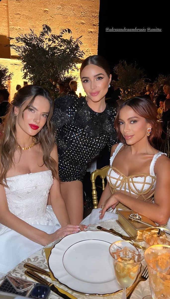 anittacloset's tweet photo. .@Anitta usa Bolsa pequena Devotion em couro por Dolce &amp; Gabbana | valor: R$9.469,42

📸: Olivia Culpo https://t.co/KarQX68WfJ