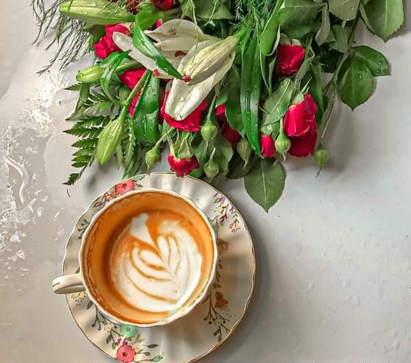 3ashiqah33's tweet photo. لنشرب قهوتنا ☕ و لننسى كل ما يؤذي القلب والذاكرة و لو للحظات و لنكن بمزاج رااائع 🌸 https://t.co/IBOvrREof6