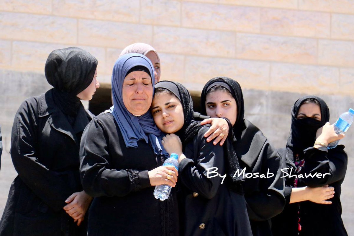 Sarah_PalNa's tweet photo. تشييع جثمان الشهيد علاء القيسية ( ٢٨ عاما ) في مدينة الظاهرية جنوب الخليل، بعدما سلمت قوات الاحتلال جثمانه يوم أمس

ارتقى الشهيد بتاريخ ٢٦ أيار/مايو الماضي، بعد إطلاق مستوطن النار عليه بزعم محاولته تنفيذ عملية طعن قرب مستوطنة "تينا عومريم" جنوب الخليل https://t.co/NofsvT6iUP