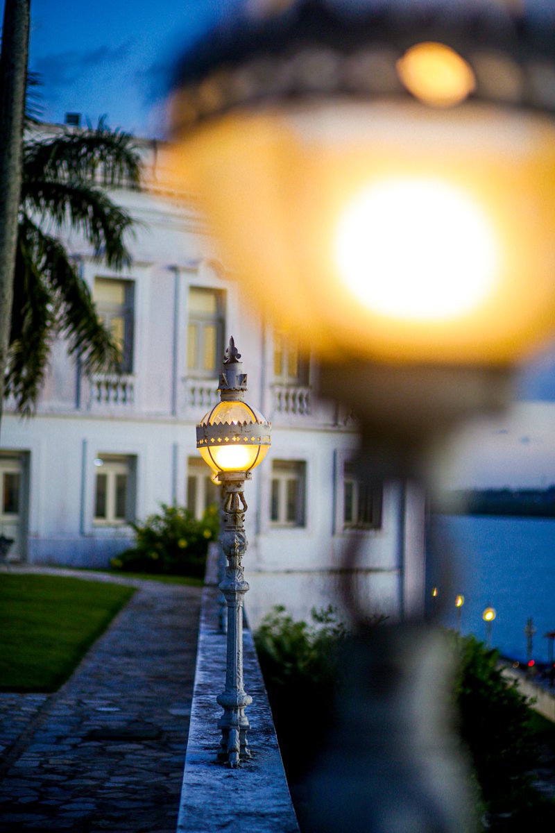 No passado, as luzes do Forte de São Luís indicavam aos navegantes que tinham chegado em terra. Hoje, as luminárias do Palácio dos Leões completam a beleza do horizonte da Praia Grande. Nosso Maranhão é mesmo lindo!
