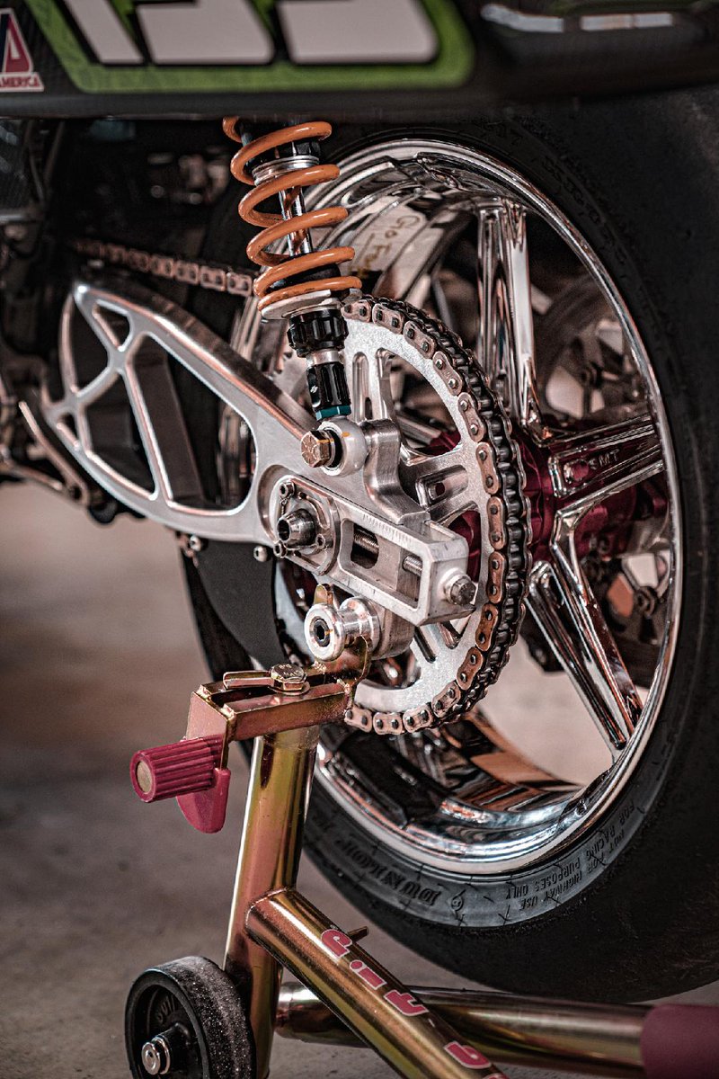 Now that's one heck of a setup. Chrome RaceLite with red anodized hubs!

#smthwheels #ridewiththebest #topshelf #harley #racing #baggerracingleague #kingofthebaggers