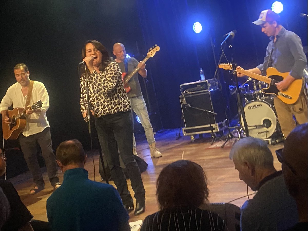 Gelukkig kwam Mara tussenbeide. En was de show prachtig, met #JolandaPeters die de mooiste stem van U en NL heeft. 2/2