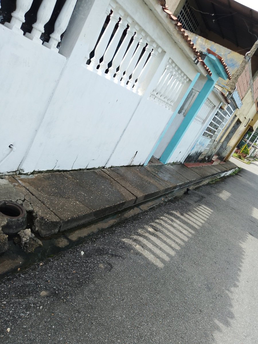 Alimontil19's tweet photo. Habitantes del Sector I de Alto de los Godos, calle 6, hacemos un llamado a @Aguasdemonagas @Beltran_Lopez21 , para que atienda el desbordamiento de las aguas servidas en nuestro sector, @ErnestoLunaPsuv  atiendan está problematica https://t.co/hxFL6MIxhi