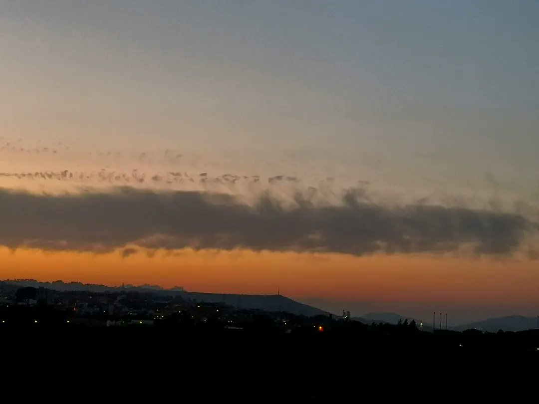 meteoecovisual's tweet photo. Curiosas nubes al #atardecer de este sábado. Creo que son #cirros #floccus #virga pero acompañados de cirros #espisatus aunque la sensación es que estaban por debajo de los con base más baja. Y además parece que se formen #mamma
#santboi
#santboidellobregat
#BaixLlobregat https://t.co/fXSe3HmvzZ