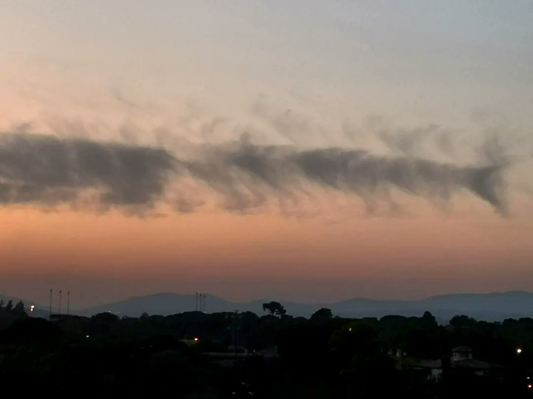meteoecovisual's tweet photo. Curiosas nubes al #atardecer de este sábado. Creo que son #cirros #floccus #virga pero acompañados de cirros #espisatus aunque la sensación es que estaban por debajo de los con base más baja. Y además parece que se formen #mamma
#santboi
#santboidellobregat
#BaixLlobregat https://t.co/fXSe3HmvzZ