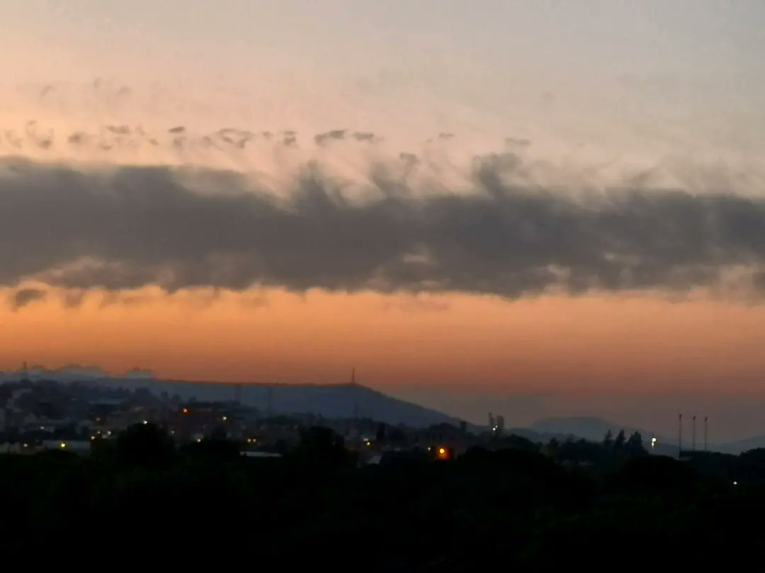 meteoecovisual's tweet photo. Curiosas nubes al #atardecer de este sábado. Creo que son #cirros #floccus #virga pero acompañados de cirros #espisatus aunque la sensación es que estaban por debajo de los con base más baja. Y además parece que se formen #mamma
#santboi
#santboidellobregat
#BaixLlobregat https://t.co/fXSe3HmvzZ