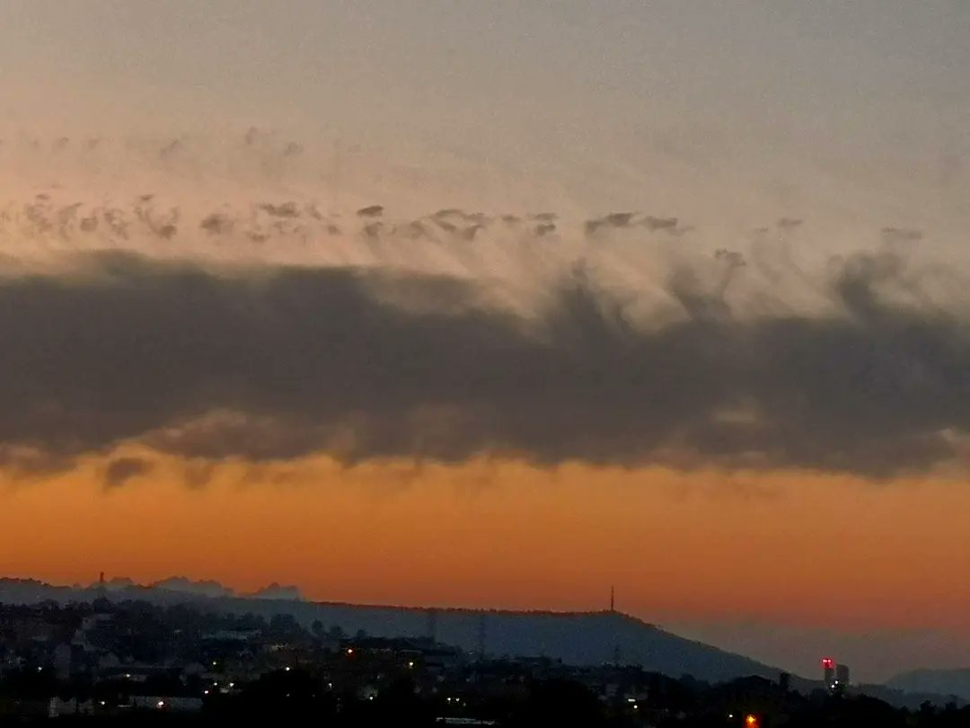 meteoecovisual's tweet photo. Curiosas nubes al #atardecer de este sábado. Creo que son #cirros #floccus #virga pero acompañados de cirros #espisatus aunque la sensación es que estaban por debajo de los con base más baja. Y además parece que se formen #mamma
#santboi
#santboidellobregat
#BaixLlobregat https://t.co/fXSe3HmvzZ