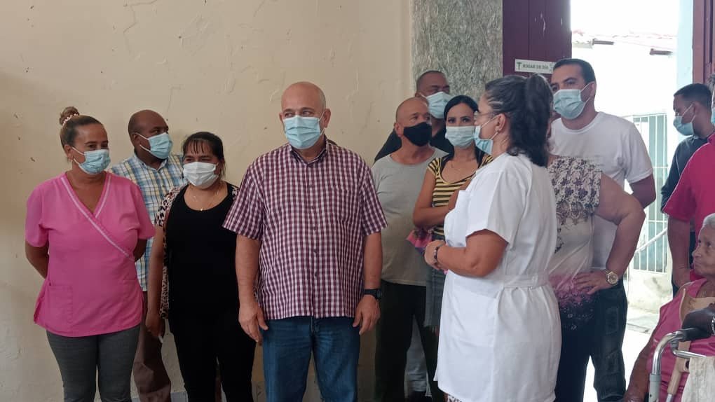 Apreciamos las acciones constructivas en el Hogar de Ancianos de #CiegoDeÁvila, las que junto al buen trato y la sensibilidad de sus trabajadores impactarán favorablemente en la calidad de vida de sus pacientes. #ConTodosLaVictoria #LatirAvileño