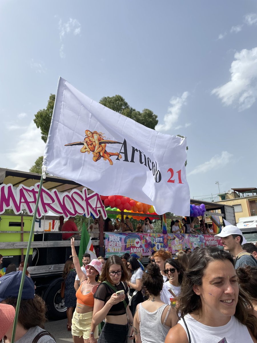 formicheumane's tweet photo. Le bandiere di @Artventuno insieme a quelle dell’@Anpinazionale, insieme per i diritti di tutte e tutti. 

Il #LazioPride con le migliaia di partecipanti ha dato la risposta migliore che poteva alla sindaca di destra che ha negato il patrocinio. 

#LazioPride https://t.co/oj4zlDTTD9