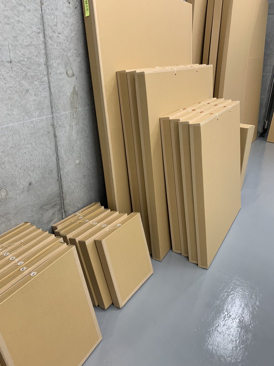 花井祐介さんの個展を見てきた。いろいろスッキリしてて気持ち良かった。ダンボールも展示物かと思った。 https://t.co/dtWTkAU5TU