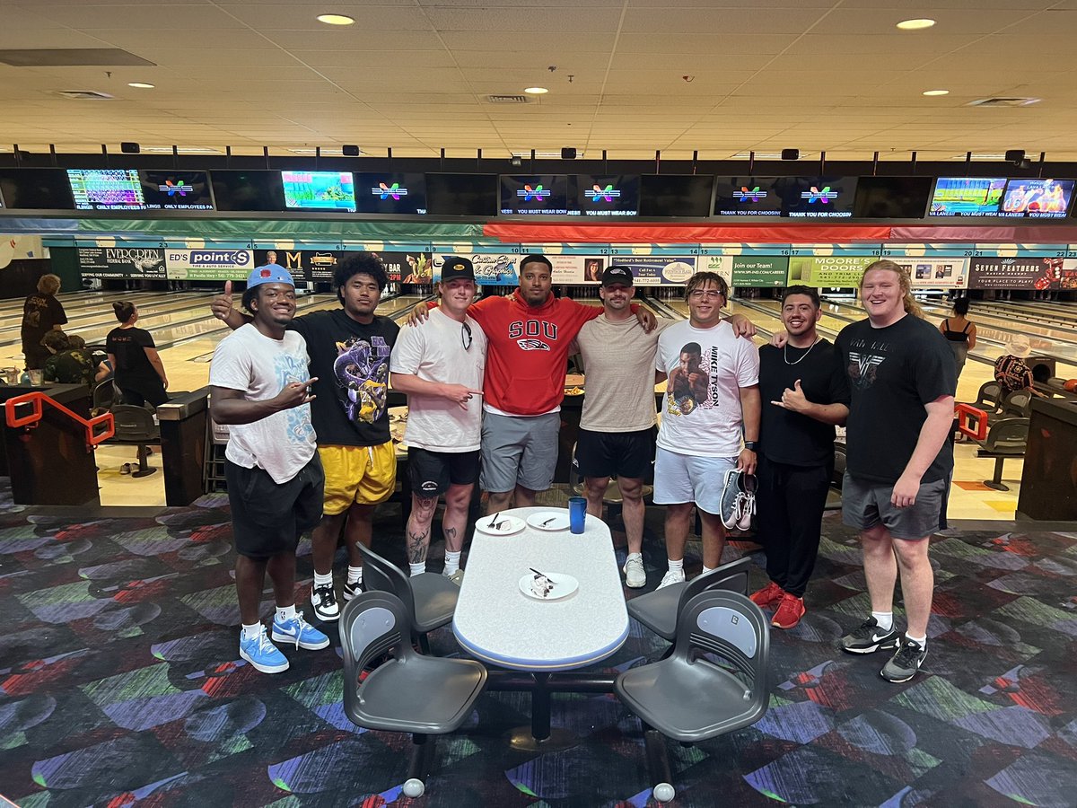 djh_215's tweet photo. Great weekend in Ashland! Fun with some of the Zoo Members! Missing a few 😢 also A big time Pass Rusher out of American Samoa 🇦🇸 Decided to join the family as well let’s go! Super Excited for these guys this fall #ScoDers https://t.co/kRC6IJW5Mu