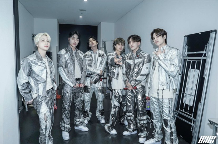 So, today is the last concert as six. We will see them like this again after chanwoo's enlistment. 

😭😭