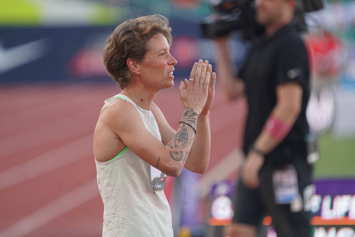 FloTrack's tweet photo. Nikki Hiltz with the big finish! 

@Nikki_Hiltz claims first U.S. title in the women’s 1,500m at USA Outdoors and clocks a time of 4:03.10, slipping past @athiiing in the final meters. 

🥈Mu, though, with a tremendous race in 4:03.44. 
🥉Cory McGee, 4:03.48 https://t.co/ggw8Bm8RFa