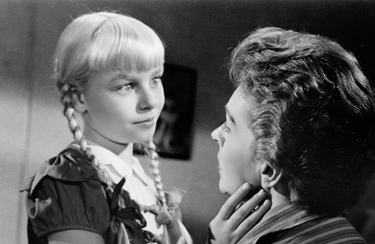 VastineB's tweet photo. Ouch.
I feel like a total loser.
I saw a post about an evil little child in a film and had to Google who he was.
Am I at least sort of cool if I DO know who "Rhoda Penmark" is? 🥴💞🥴💞
#horror #badkids #evilcharacters #50sfilms https://t.co/9tDhOKw24K