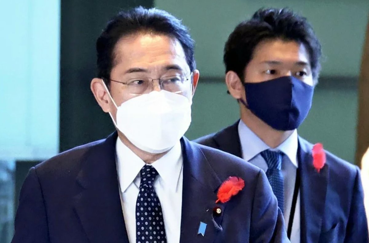 voz_never4get7's tweet photo. 身内に甘いのが政治家。岸田総理の長男で首相秘書官だった岸田翔太郎。公私混同でも当初は厳重注意のみ。世間から痛烈に批判され総理は渋々息子を更迭。それもさっさとしないのはボーナスと退職金の為。国民には金を出し渋るが息子には甘々の総理を何としてでも辞めさせたい。https://t.co/VALaenggrC