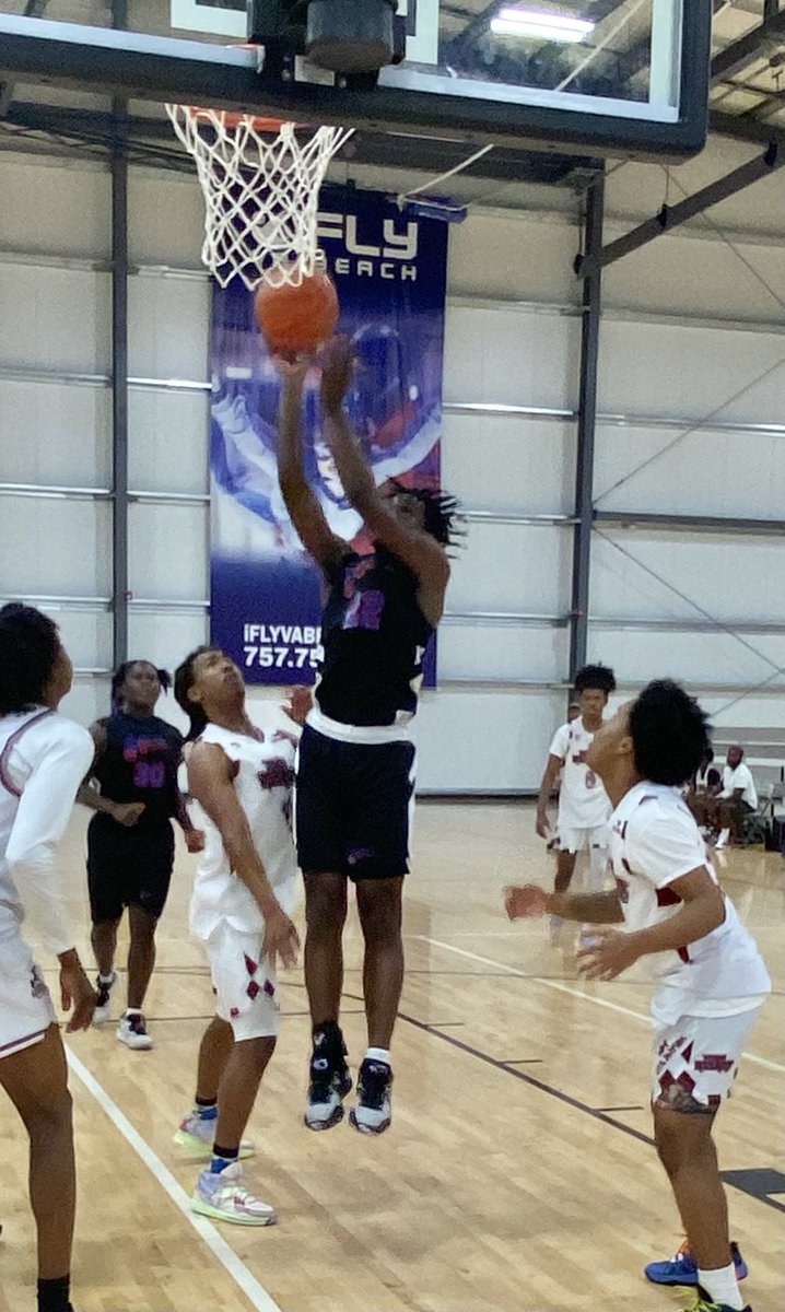 Antione Minter with the rebound and basket giving him a team high 14 pts and EBA leads 45-43 over Team Assault, 8:11 left 2H. He scored 14 earlier as well. Moves off the ball nicely, strong finisher, rebounds.  #BigShots #VABeachLive ⁦<a href="/BigShotsToday/">Hit The BIG SH🏀TS</a>⁩ ⁦<a href="/BigShotsGlobal/">BIG SH🏀TS</a>⁩