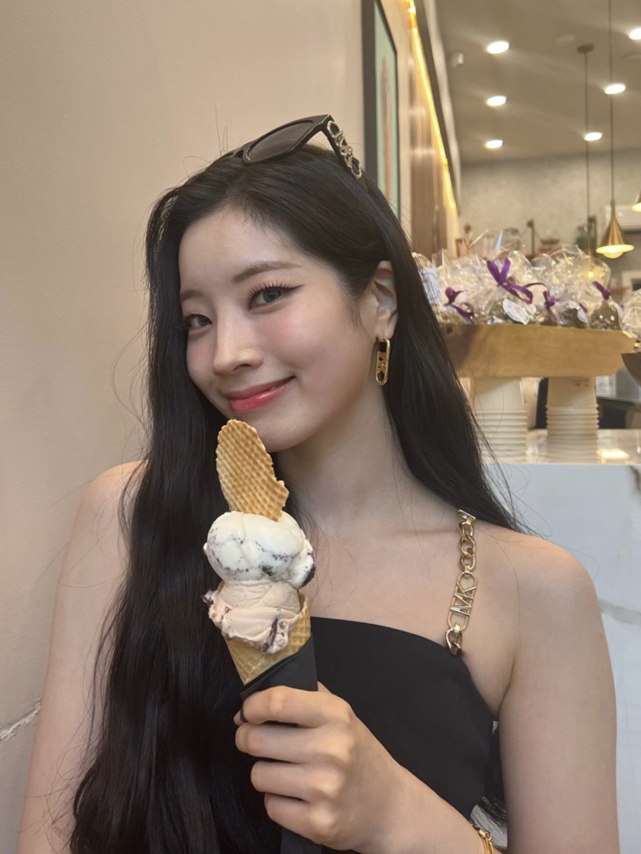 dahyun is such a girlfriend