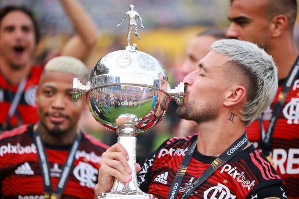 OficialSala12's tweet photo. Arrascaeta com a camisa do Flamengo:

🏟 222 jogos
⚽️ 57 gols
🅰️ 74 assistências
🏆 11 títulos

🏆🏆🏆 Carioca
🏆🏆 Libertadores
🏆🏆 Brasileirão
🏆🏆 Supercopa
🏆 Recopa
🏆 Copa do Brasil

O maior gringo da história do Flamengo. https://t.co/iqmVYg6wEP