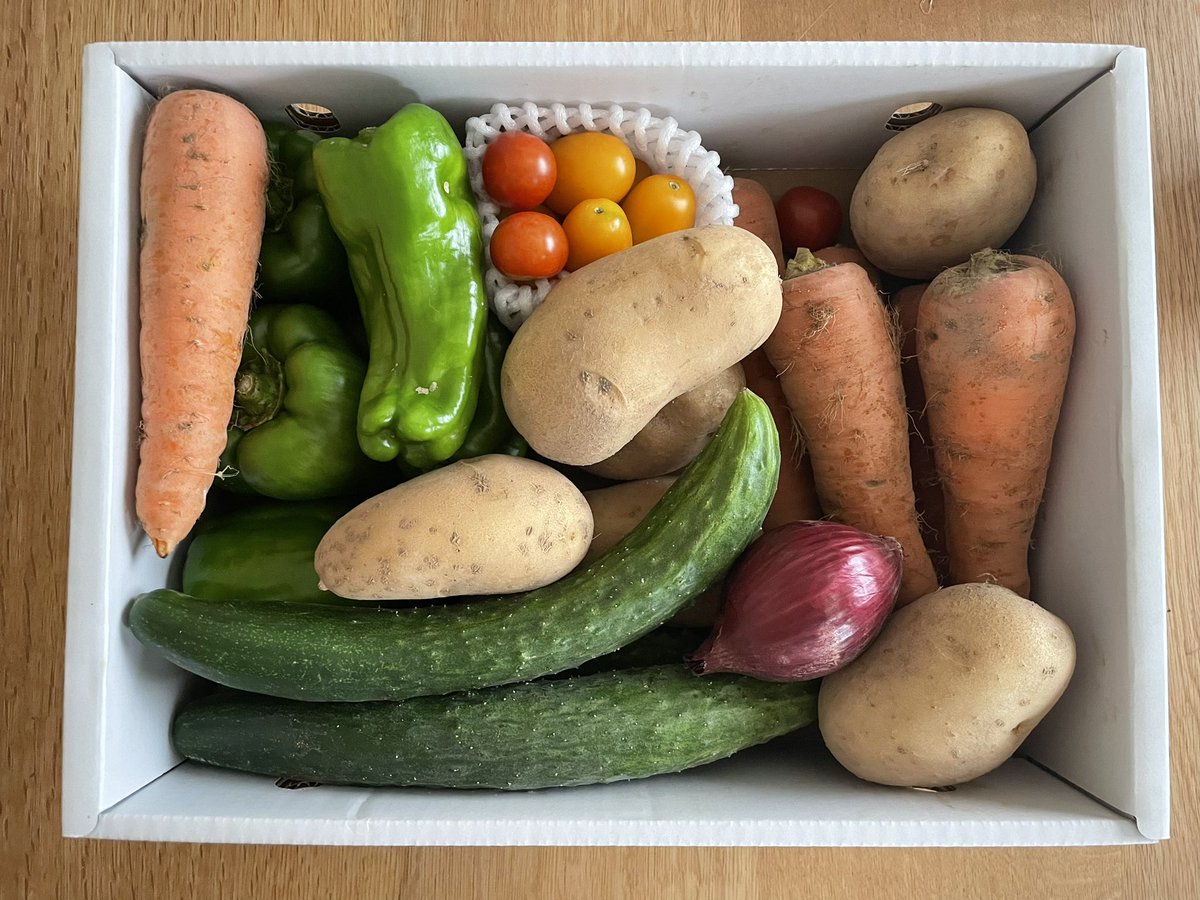 友達が送ってくれた野菜、クッキー缶みがある https://t.co/xfhUR9eq4H