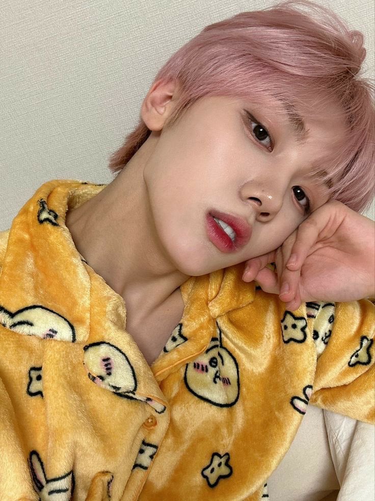 asvl_pjm's tweet photo. 📸✨ — #asvlgram 

Um Jaemin com seu pijaminha de pintinhos e Modern Family na TV não quer guerra com ninguém ✨💛🐥 https://t.co/A64qoVvfSV