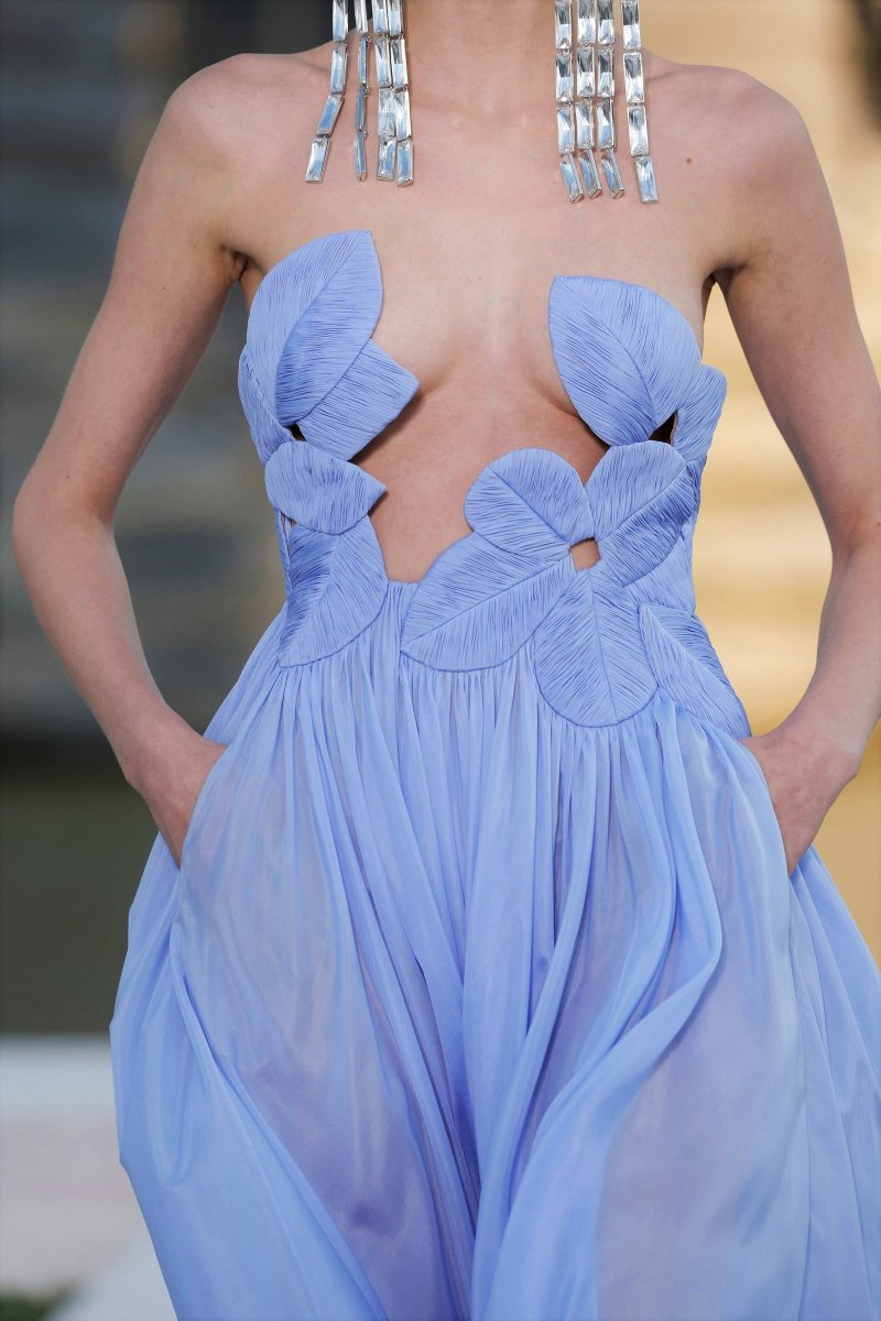 pixts's tweet photo. valentino ⋅ fw 23 https://t.co/8aFtPaNMc8