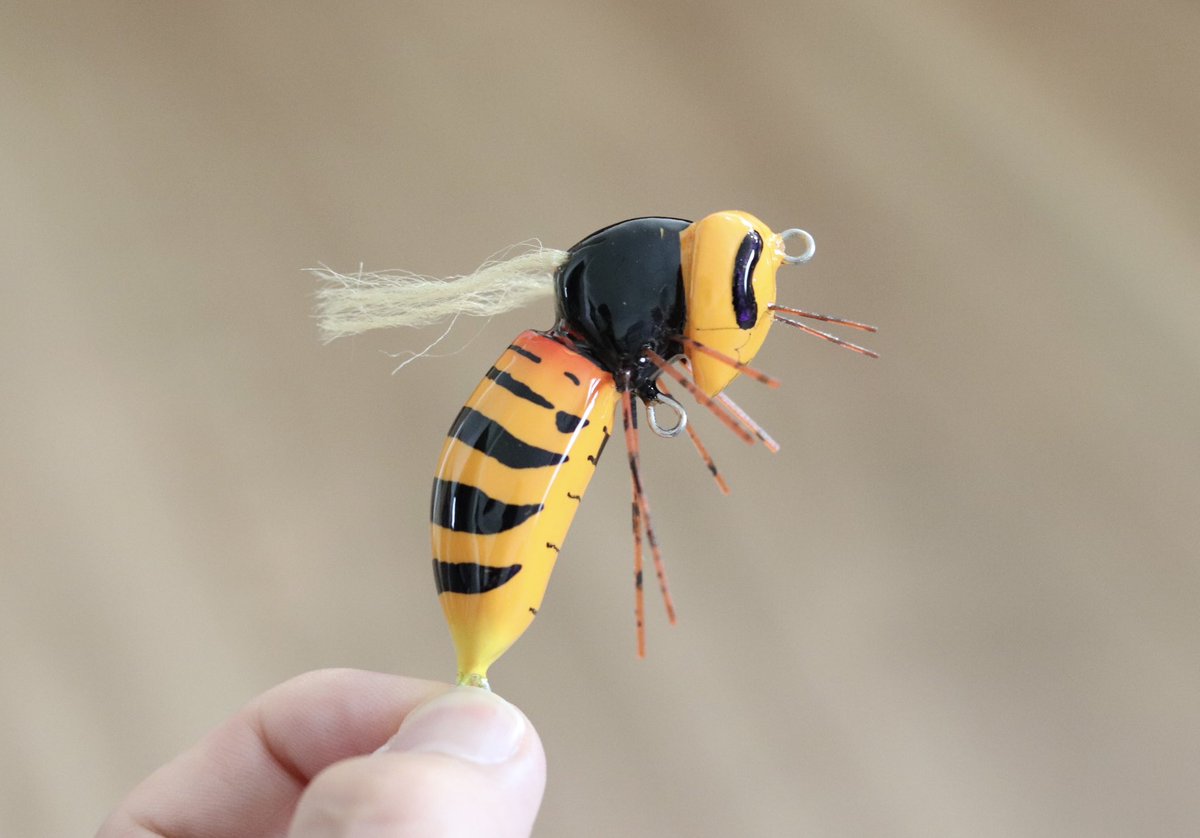 繁忙期は終わったものの、朝から夜まで仕事で家族と過ごす時間が少なかったので、最近は家庭優先で過ごしています😊
今年は釣りに行けても月１くらいかな💦
そんな中、先日購入した山女魚工房さんのスズメバチルアー🐝
もう芸術的すぎて惚れ惚れ🤤家に飾っておきたい✨
うーん、早く釣り行きたい🎣笑