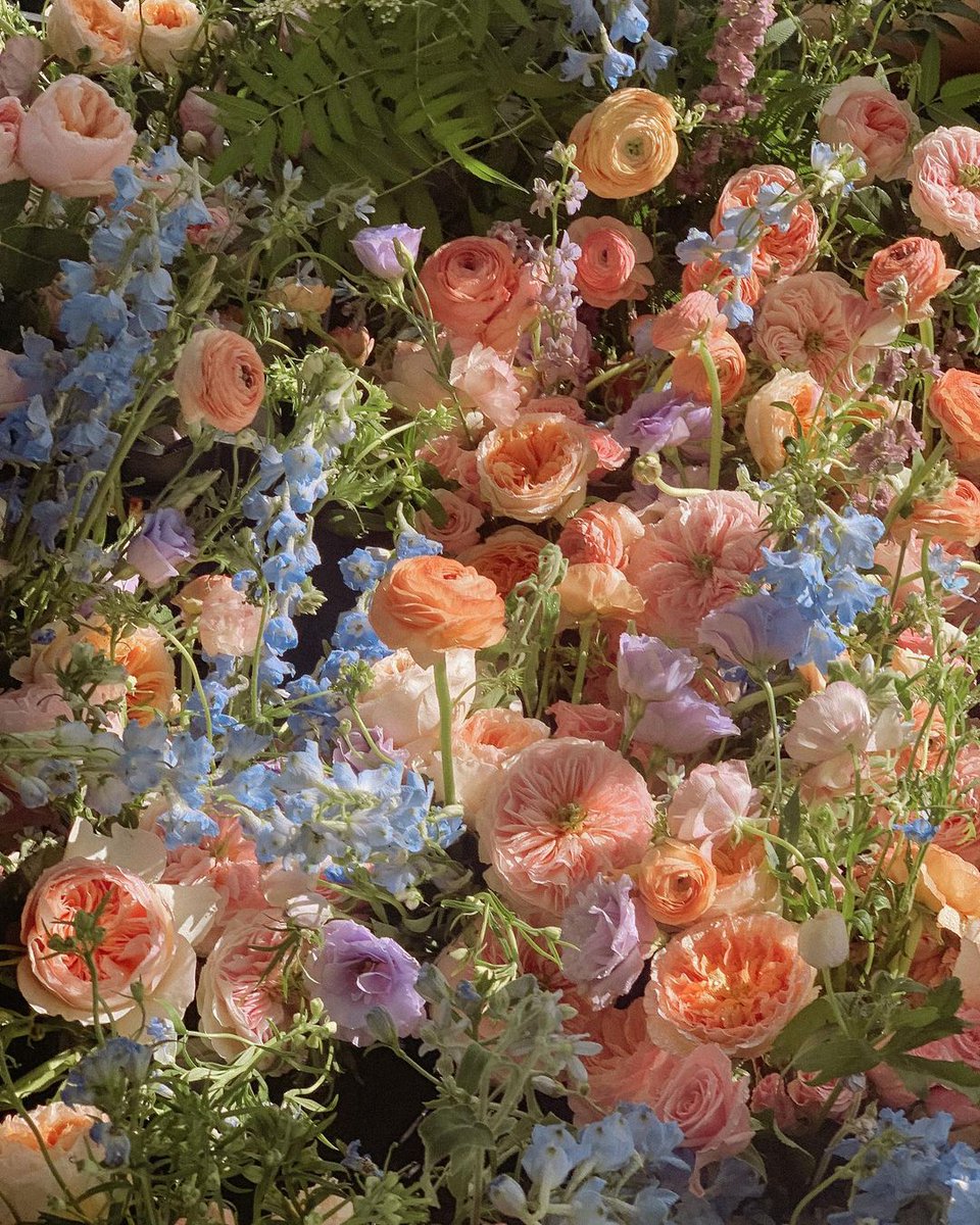 pixts's tweet photo. floral arrangement by twohandsfloral https://t.co/eeFeAkhmR3