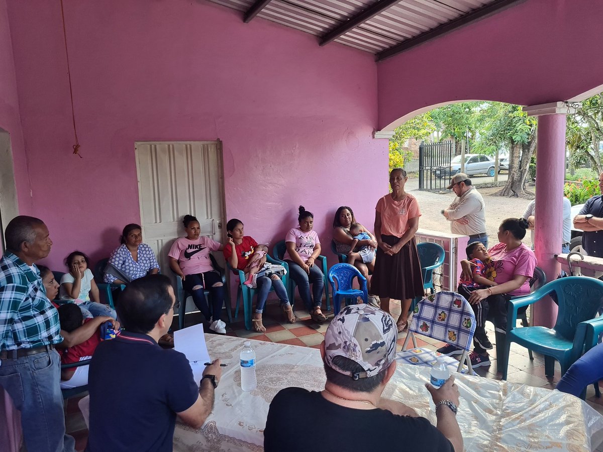 WilCerratoHN's tweet photo. Gracias Don Pedro por recibirnos en su casa en la Aldea Guadalupe y a quienes nos acompañaron. La mision es apoyar a todos los productores de las aldeas del DC... ¡SI HABRÁ DINERO! https://t.co/Zfsl3JpqNp