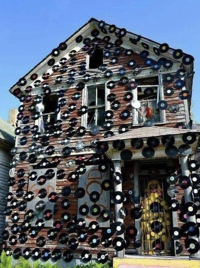 I think I found @Trevor_1972 a new house. You’re welcome my friend. #vinylsiding