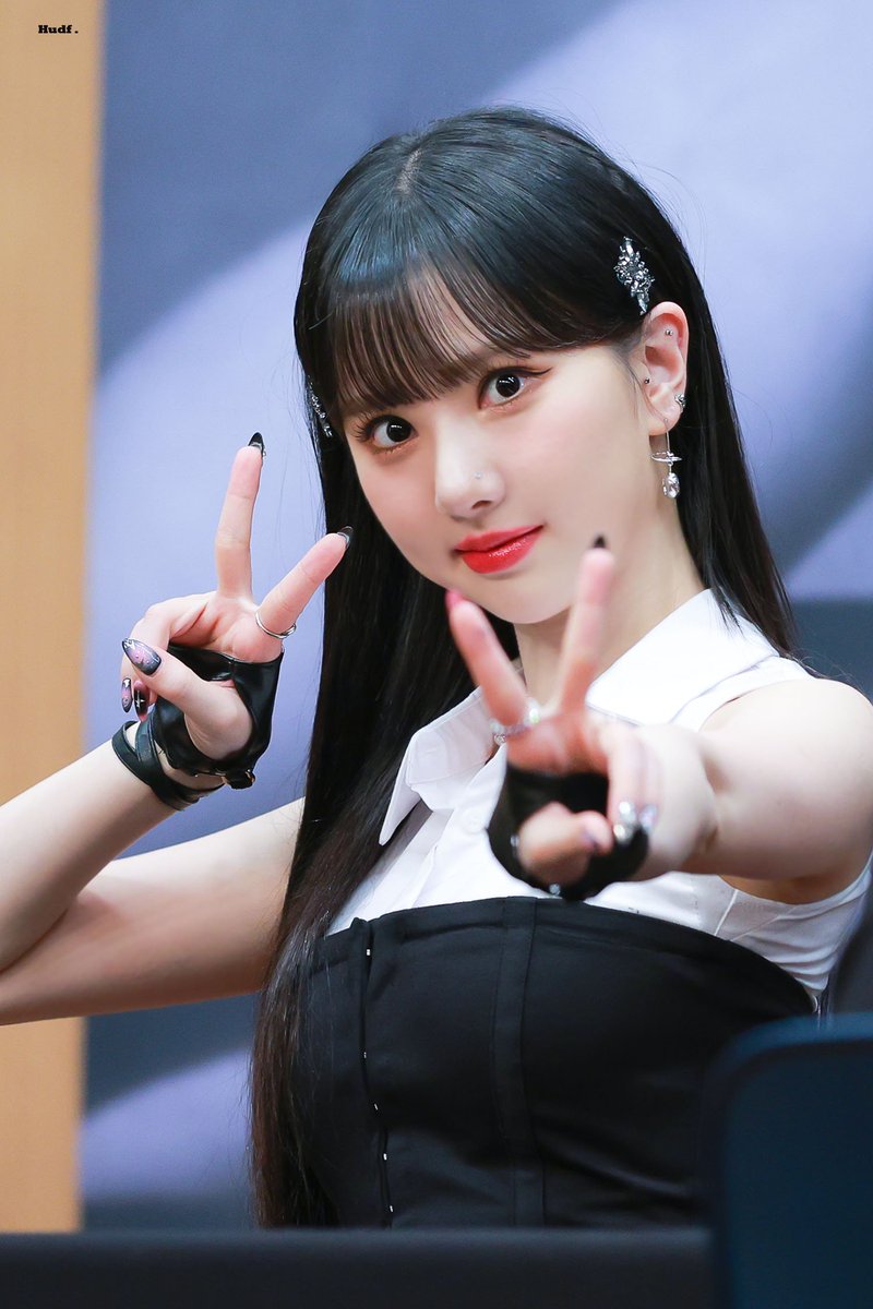 HUDF530's tweet photo. 230210 비비지 케이타운 팬사인회
#은하 #비비지 #EUNHA #VIVIZ https://t.co/PST1vFeLm8