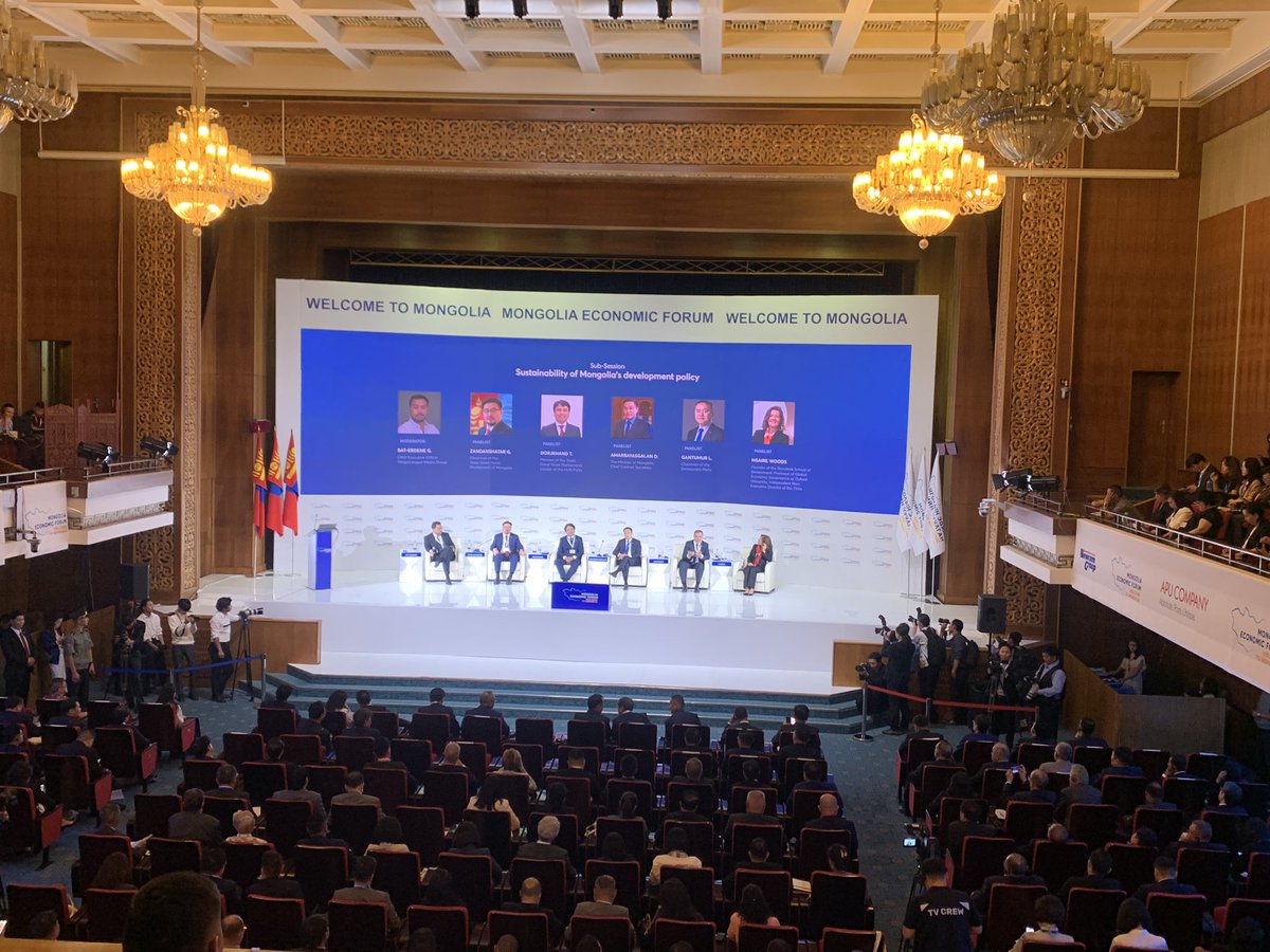 MEF дээрх энэ панелийг сонсохоор том зургаар, агуулга сайтай ярьж байгаа нь Доржханд гишүүн л байна даа. Бусад нь сонгуулийн сурталчилгаа хийгээд байгаа аятай л ярьж байна. Ngaire Woods-ээс эш татдаг байсан болохоор ирсэнд нь баяр хүрээд юу ярихыг нь тэсэн ядан хүлээж байна.