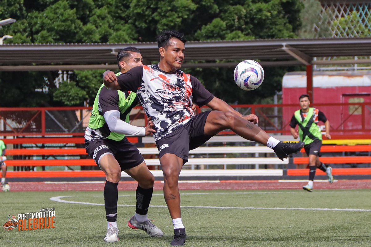 👊🏼⚽️| Entrenamiento del sábado antes de enfrentar a #MontañesesFC en partido de preparación 

#AlebrijesEsOaxaca💚🖤🧡 
#JuntosXLaT3rcera⭐️⭐️🏆